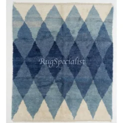 Tapis en laine contemporain avec des diamants bleus entrelacés.