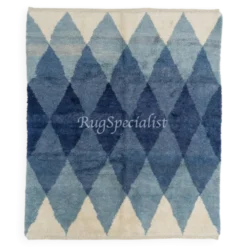 Tapis en laine contemporain avec des diamants bleus entrelacés.