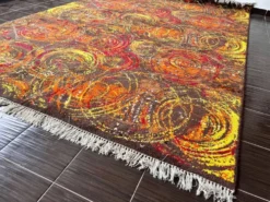 Tapis en laine exceptionnel, fait main, au motif abstrait, dans le style de Kybal, années 1960.