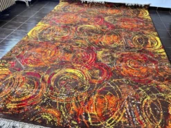Tapis en laine exceptionnel, fait main, au motif abstrait, dans le style de Kybal, années 1960.