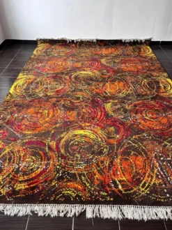 Tapis en laine exceptionnel, fait main, au motif abstrait, dans le style de Kybal, années 1960.