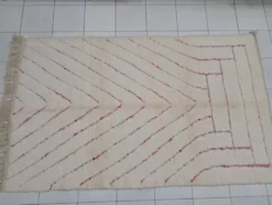 Tapis en laine naturel fait main artisanale traditionnelle taille 2/3 m