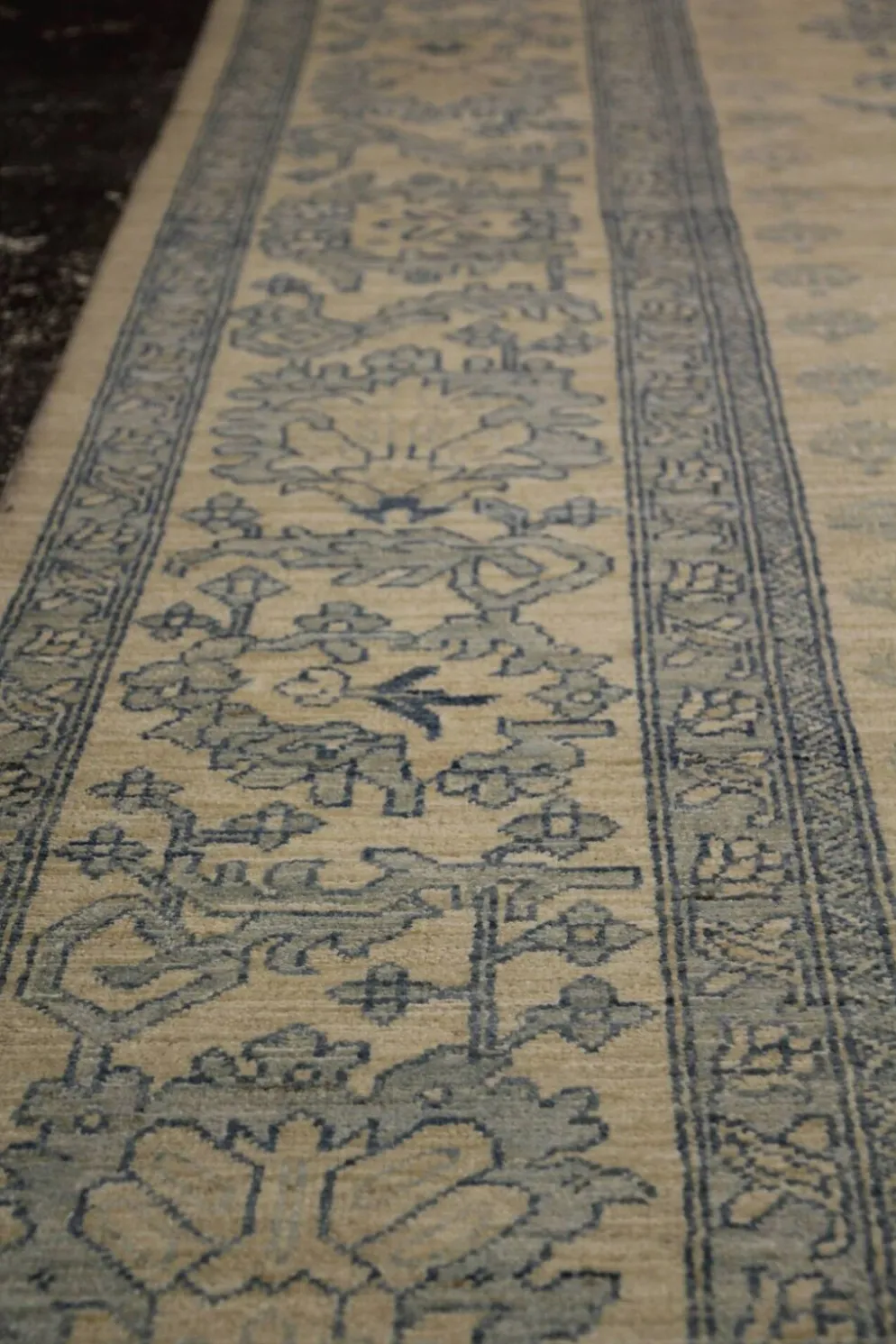 Tapis en laine noué à la main bleu clair, grand modèle floral crème, tapis Zeigler pour intérieur.