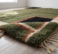 Tapis en laine pure fait main sur mesure avec magnifique designe 1,5/2,5 m