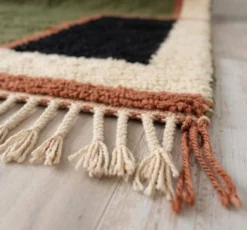 Tapis en laine pure fait main sur mesure avec magnifique designe 1,5/2,5 m