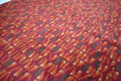 Tapis en laine rouge avec design original, années 1960