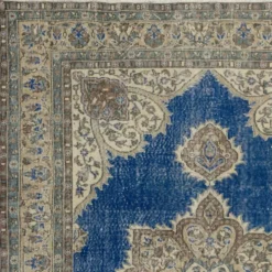 Tapis en laine turc fait main vintage. Tapis traditionnel noué à la main avec un design de médaillon.