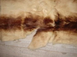 Tapis en peau de chèvre des années 1970 65x155cm