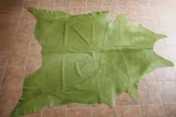 Tapis en peau de vache vert anis 278 cm x 233 cm