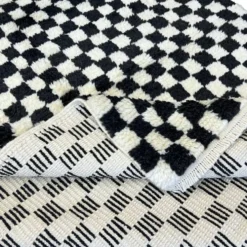 Tapis fait main à carreaux en beige et noir, 100 % laine douce et confortable, tapis Tulu à damier sur mesure pour intérieur moderne.