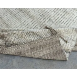 Tapis fait main de style marocain moderne, 100 % laine naturelle. Options personnalisées disponibles.