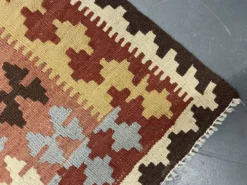 Tapis géométrique tribal en laine kilim multicolore traditionnel