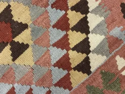Tapis géométrique tribal en laine kilim multicolore traditionnel