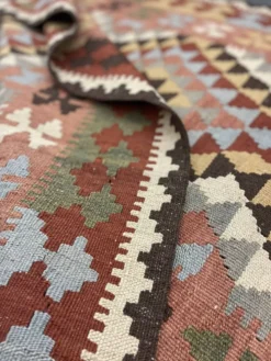 Tapis géométrique tribal en laine kilim multicolore traditionnel