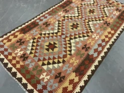 Tapis géométrique tribal en laine kilim multicolore traditionnel