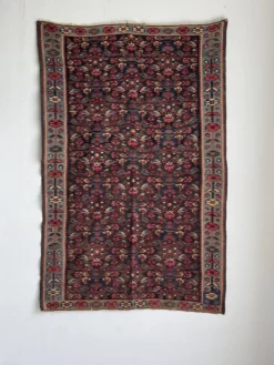 Tapis iranien à motifs floraux stylisés roses et bleus 155x105