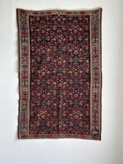 Tapis iranien à motifs floraux stylisés roses et bleus 155x105