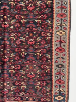 Tapis iranien à motifs floraux stylisés roses et bleus 155x105