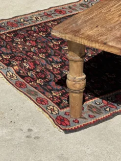 Tapis iranien à motifs floraux stylisés roses et bleus 155x105