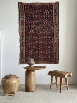 Tapis iranien à motifs floraux stylisés roses et bleus 155x105