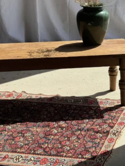 Tapis iranien à motifs floraux stylisés roses et bleus 155x105