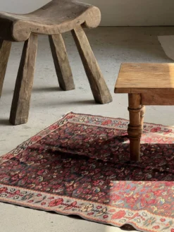 Tapis iranien à motifs floraux stylisés roses et bleus 155x105