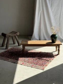Tapis iranien à motifs floraux stylisés roses et bleus 155x105