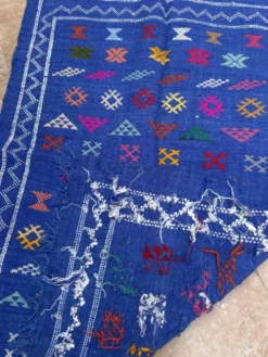 Tapis kilim berbère tissé à la main : petit tapis d'appoint tribal marocain