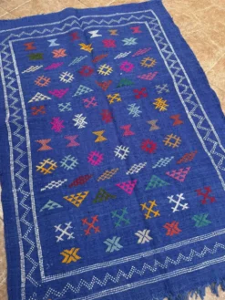 Tapis kilim berbère tissé à la main : petit tapis d'appoint tribal marocain