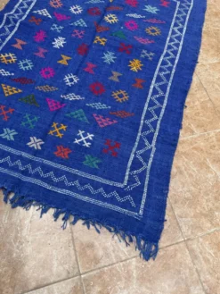 Tapis kilim berbère tissé à la main : petit tapis d'appoint tribal marocain