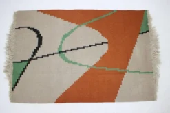 Tapis kilim géométrique avec un petit motif de boîte dans le style d'Antonin Kybal, années 1950.