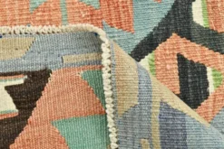 Tapis Kilim géométrique bleu clair et vert 6x10, fait main en laine pour chambre.