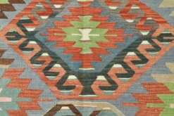 Tapis Kilim géométrique bleu clair et vert 6x10, fait main en laine pour chambre.