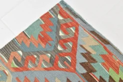 Tapis Kilim géométrique bleu clair et vert 6x10, fait main en laine pour chambre.