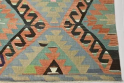 Tapis Kilim géométrique bleu clair et vert 6x10, fait main en laine pour chambre.