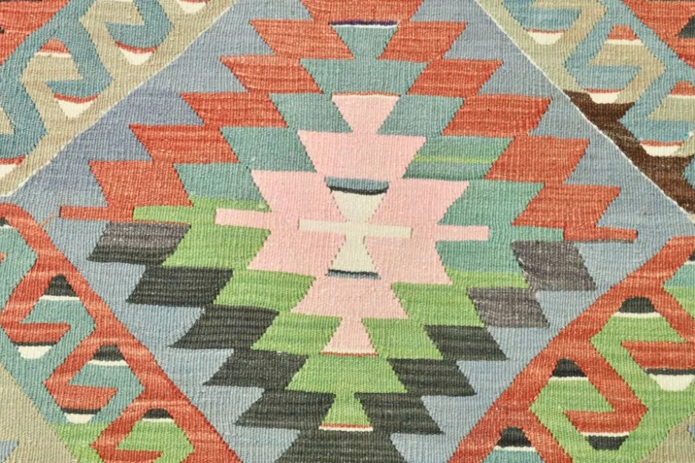 Tapis Kilim géométrique bleu clair et vert 6x10, fait main en laine pour chambre.
