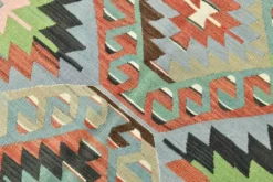 Tapis Kilim géométrique bleu clair et vert 6x10, fait main en laine pour chambre.