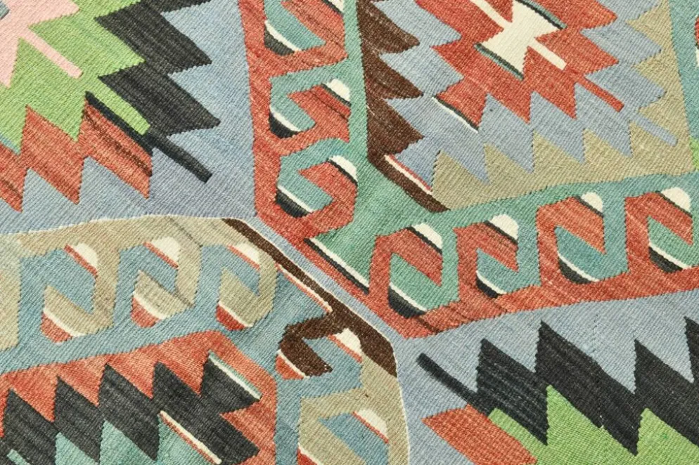 Tapis Kilim géométrique bleu clair et vert 6x10, fait main en laine pour chambre.