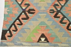Tapis Kilim géométrique bleu clair et vert 6x10, fait main en laine pour chambre.
