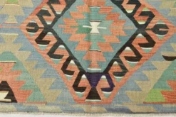 Tapis Kilim géométrique bleu clair et vert 6x10, fait main en laine pour chambre.