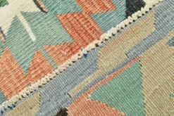 Tapis Kilim géométrique bleu clair et vert 6x10, fait main en laine pour chambre.