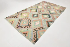 Tapis Kilim géométrique bleu clair et vert 6x10, fait main en laine pour chambre.