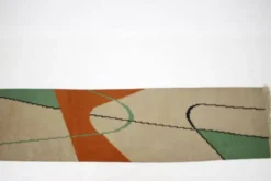 Tapis kilim géométrique moderne du milieu du siècle avec porte-manteau dans le style d'Antonin Kybal, années 1950.