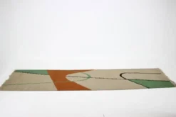 Tapis kilim géométrique moderne du milieu du siècle avec porte-manteau dans le style d'Antonin Kybal, années 1950.