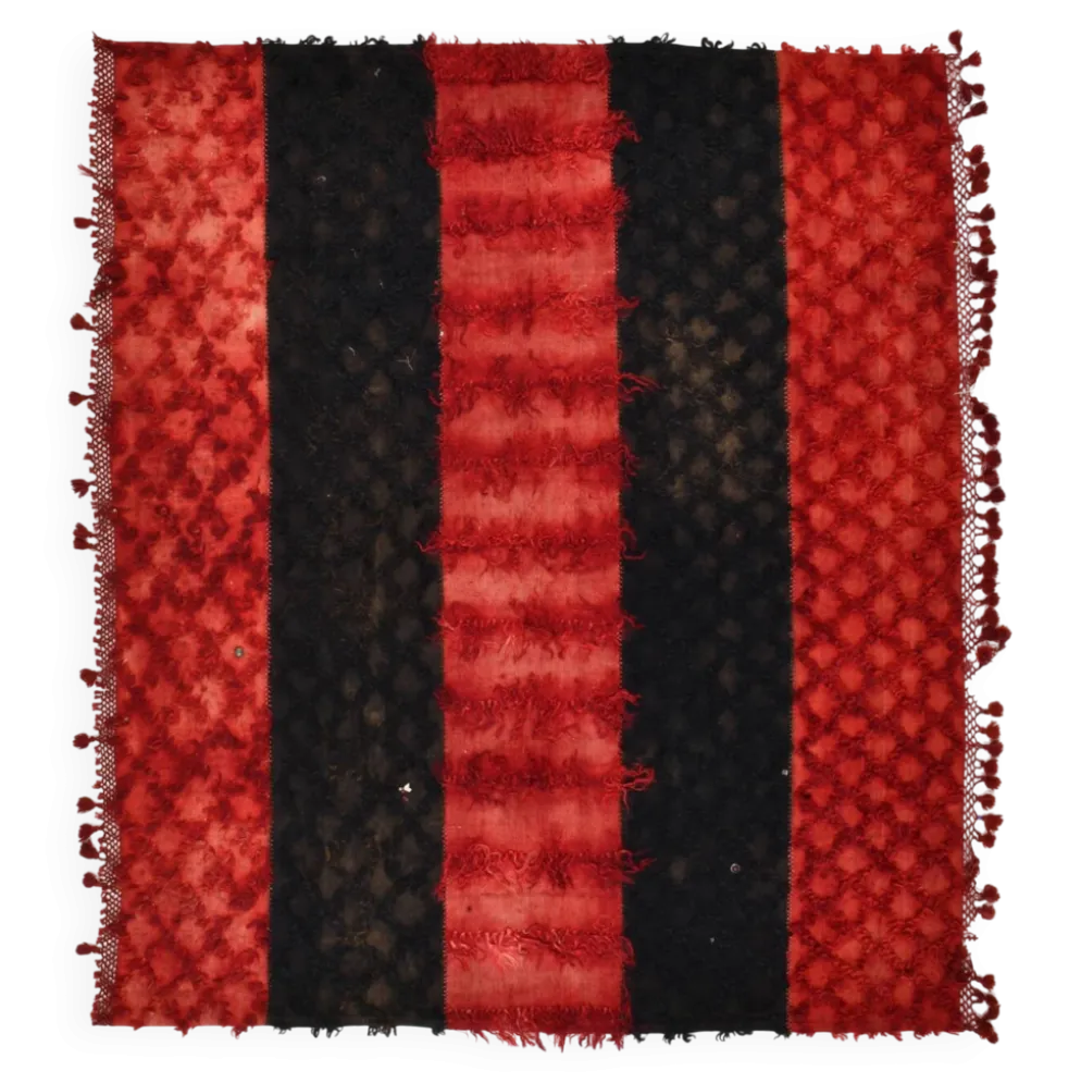Tapis Kilim vintage turc en nuances de rouge et noir, tapis moderne du milieu du siècle.
