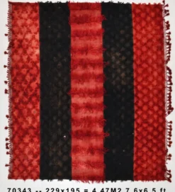Tapis Kilim vintage turc en nuances de rouge et noir, tapis moderne du milieu du siècle.