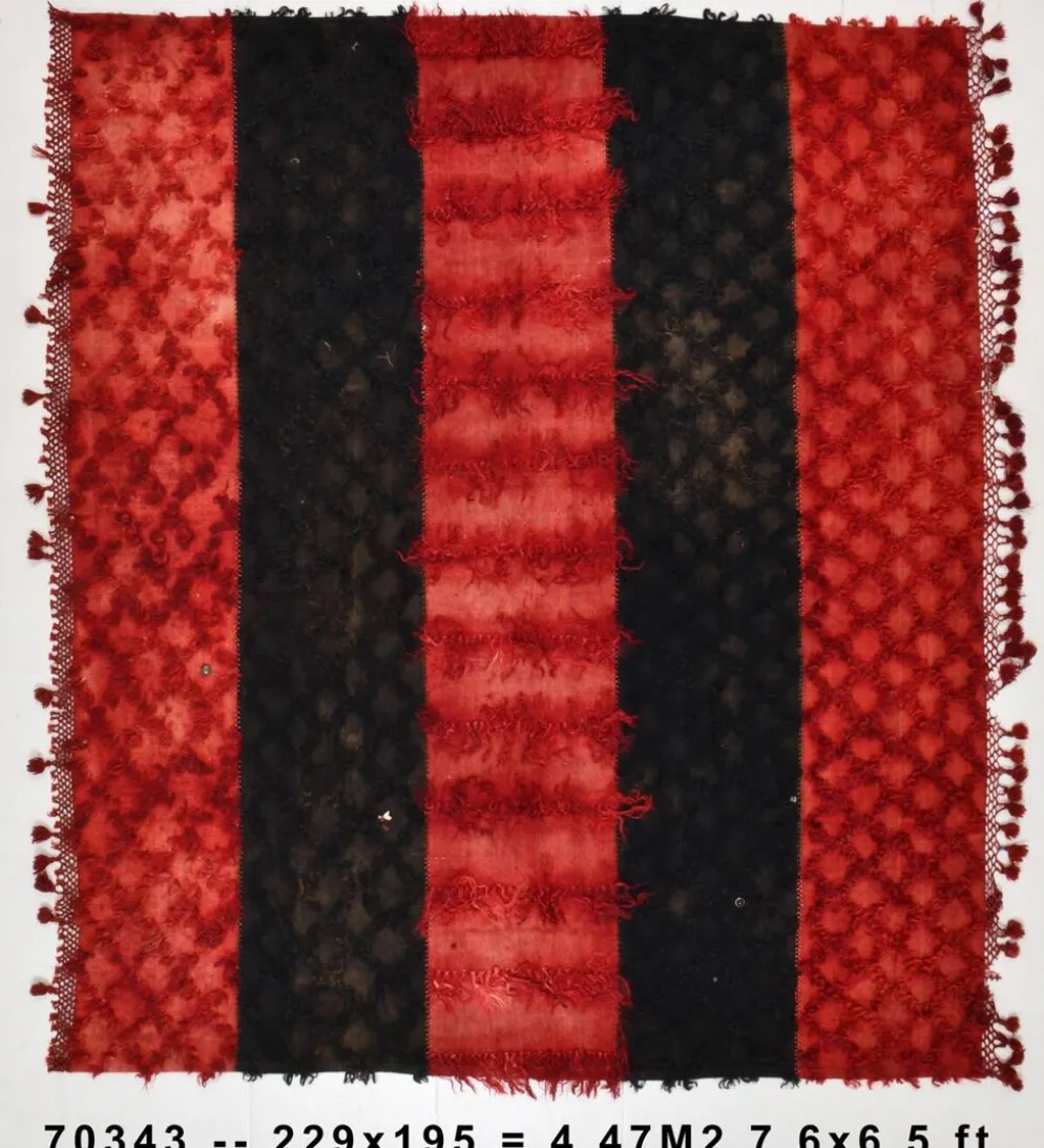 Tapis Kilim vintage turc en nuances de rouge et noir, tapis moderne du milieu du siècle.