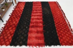Tapis Kilim vintage turc en nuances de rouge et noir, tapis moderne du milieu du siècle.