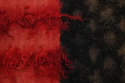 Tapis Kilim vintage turc en nuances de rouge et noir, tapis moderne du milieu du siècle.