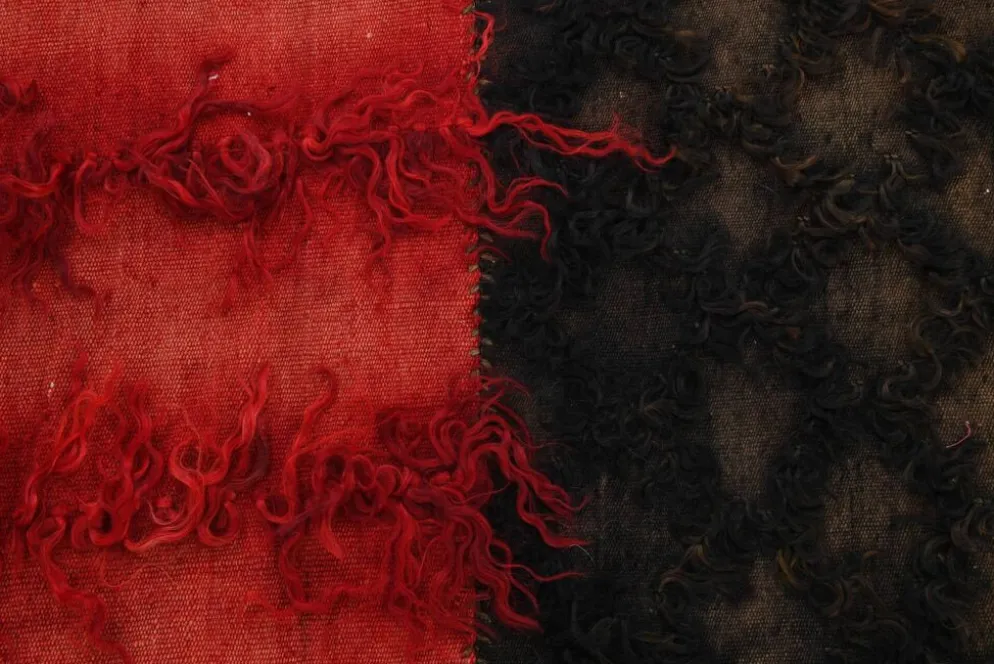 Tapis Kilim vintage turc en nuances de rouge et noir, tapis moderne du milieu du siècle.